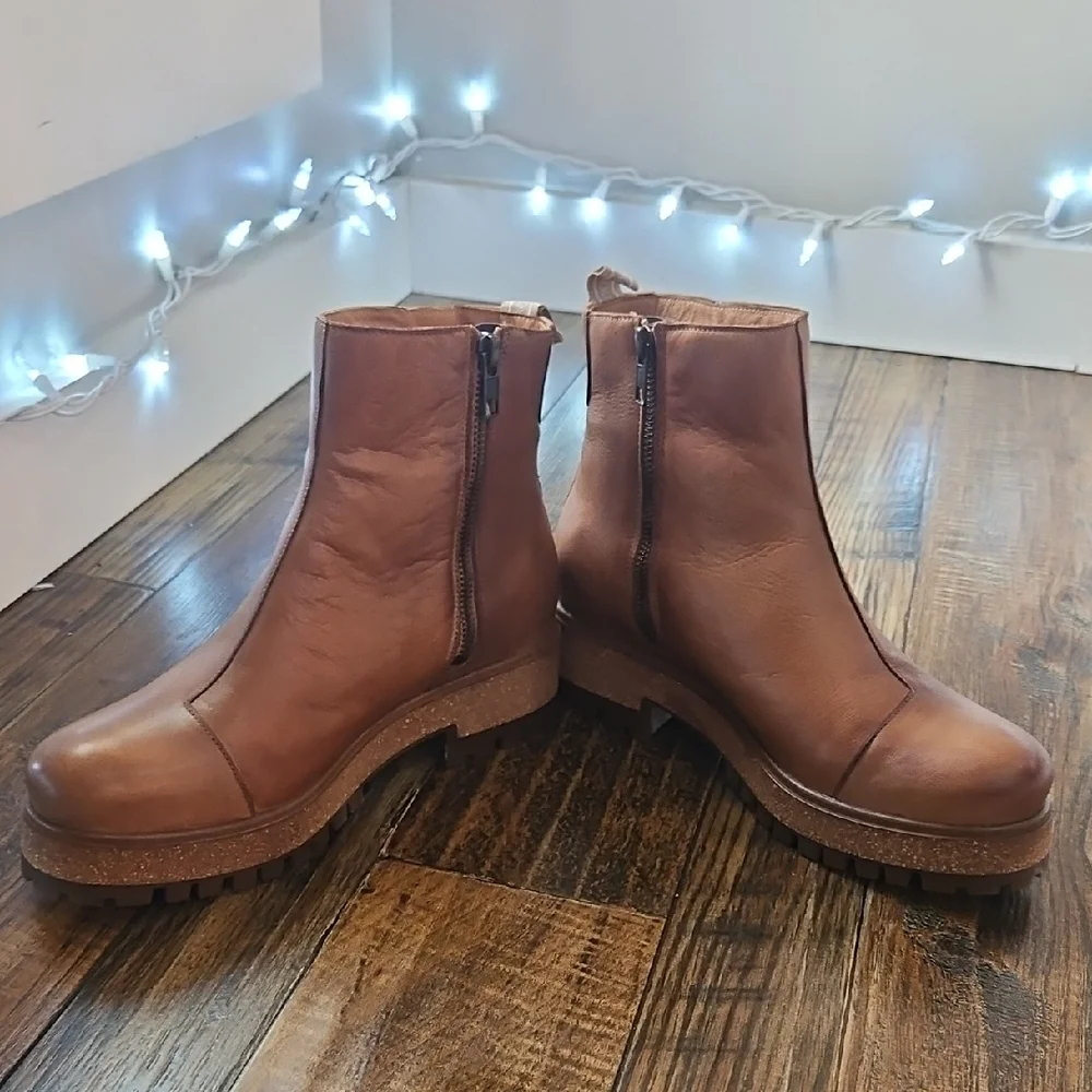 Taos Footwear Tan Leather Ankle‎ Boots